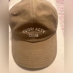 Vuori dad hat - brand new - tan and white
